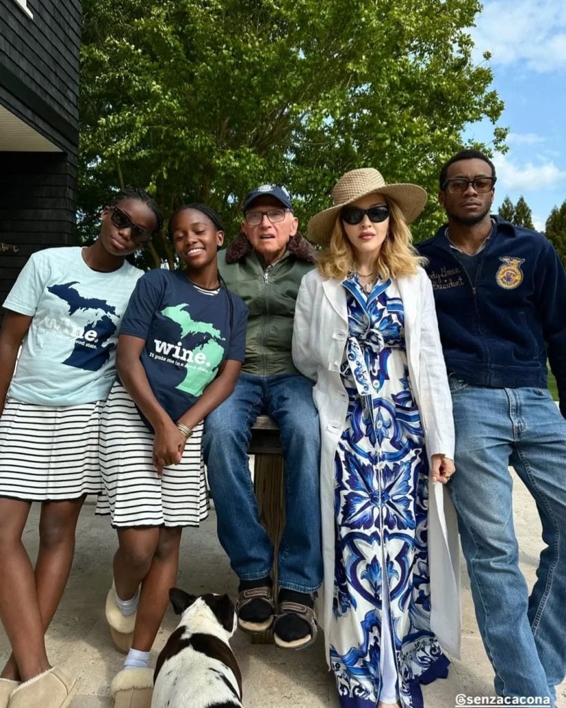 Las mellizas Estere y Stella, junto a su abuelo Silvio, Madonna y su hermano David Banda