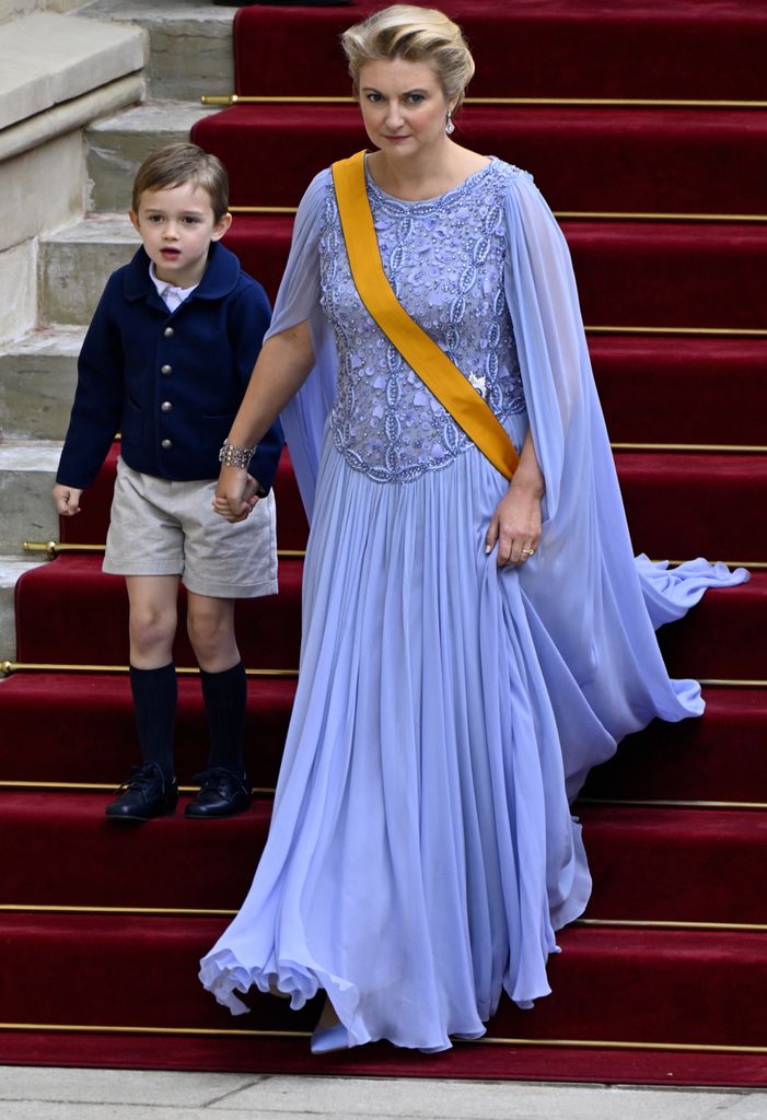 Stéphanie de Luxemburgo con su hijo Charles de la mano