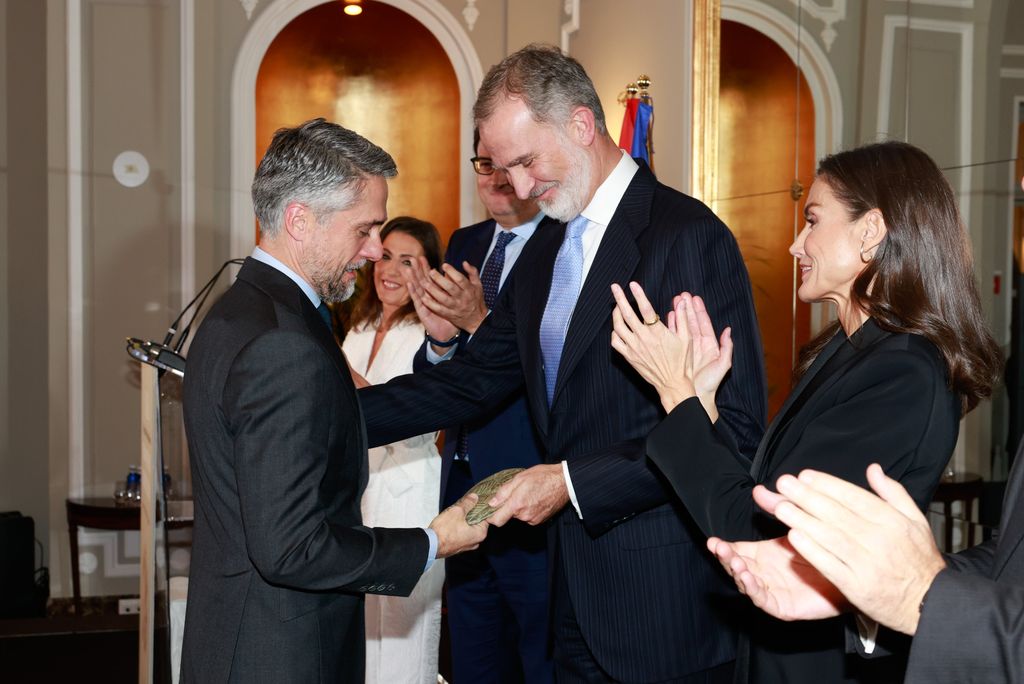 Plano medio de los reyes de España otorgando el premio a Carlos Franganillo