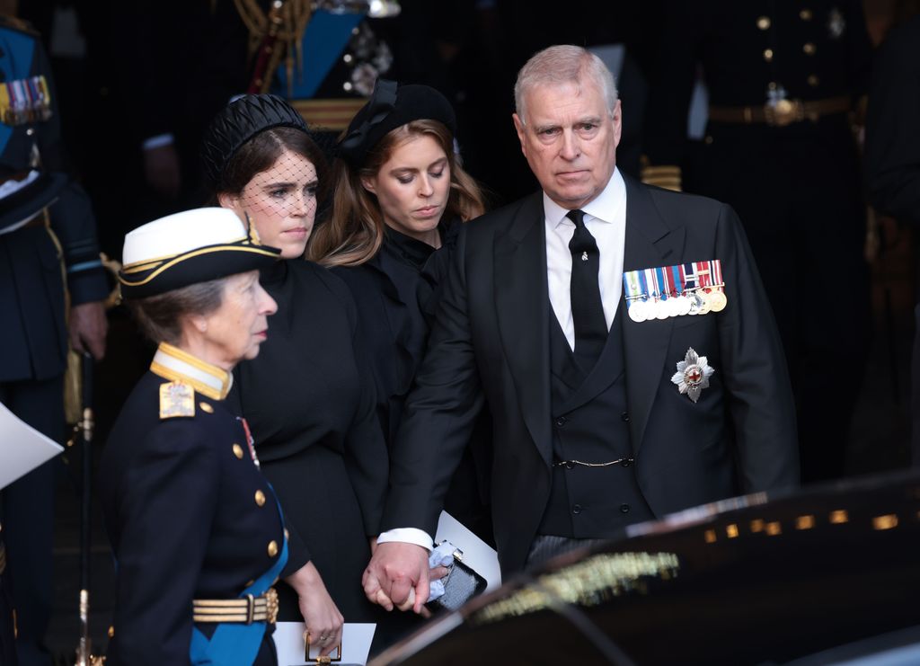 Ana de Inglaterra con Eugenia de York, la princesa Beatriz y Andrés en el funeral de Isabel II