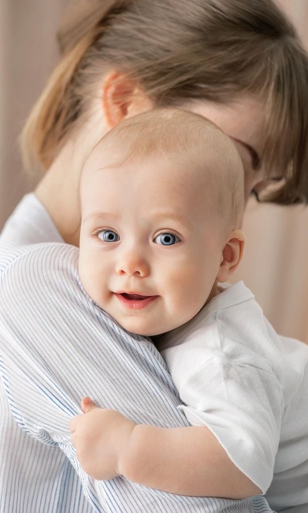 Mamá con su bebé en brazos