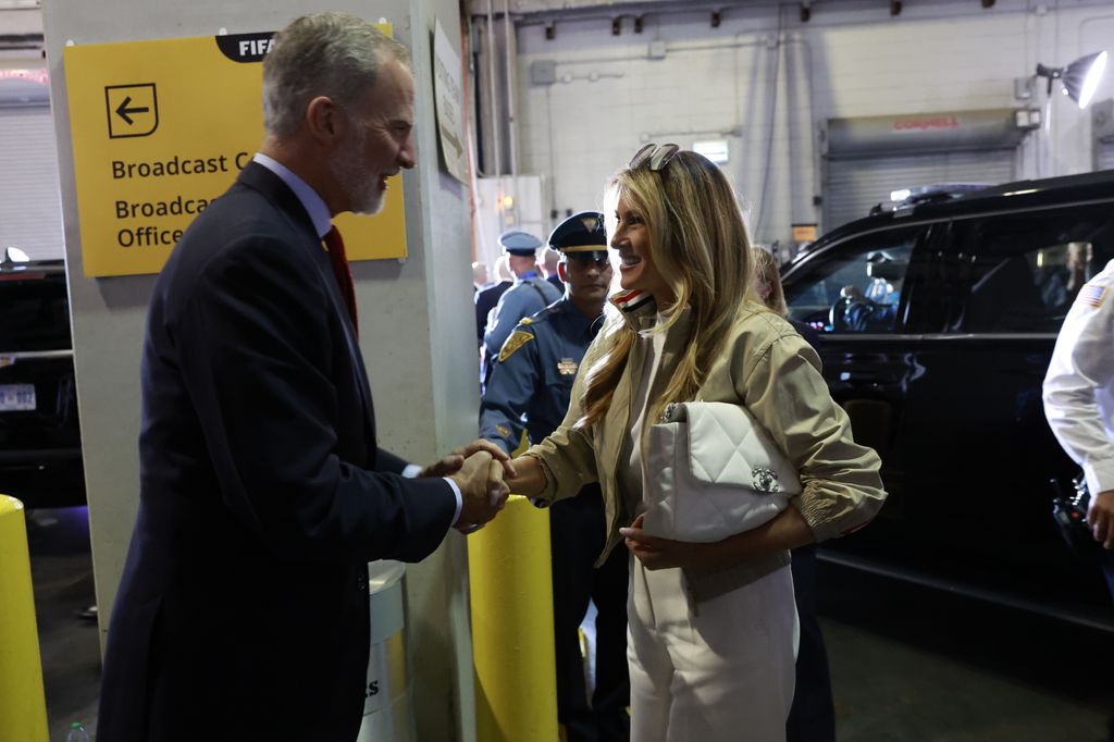 Melania Trump saluda a Felipe VI tras el partido