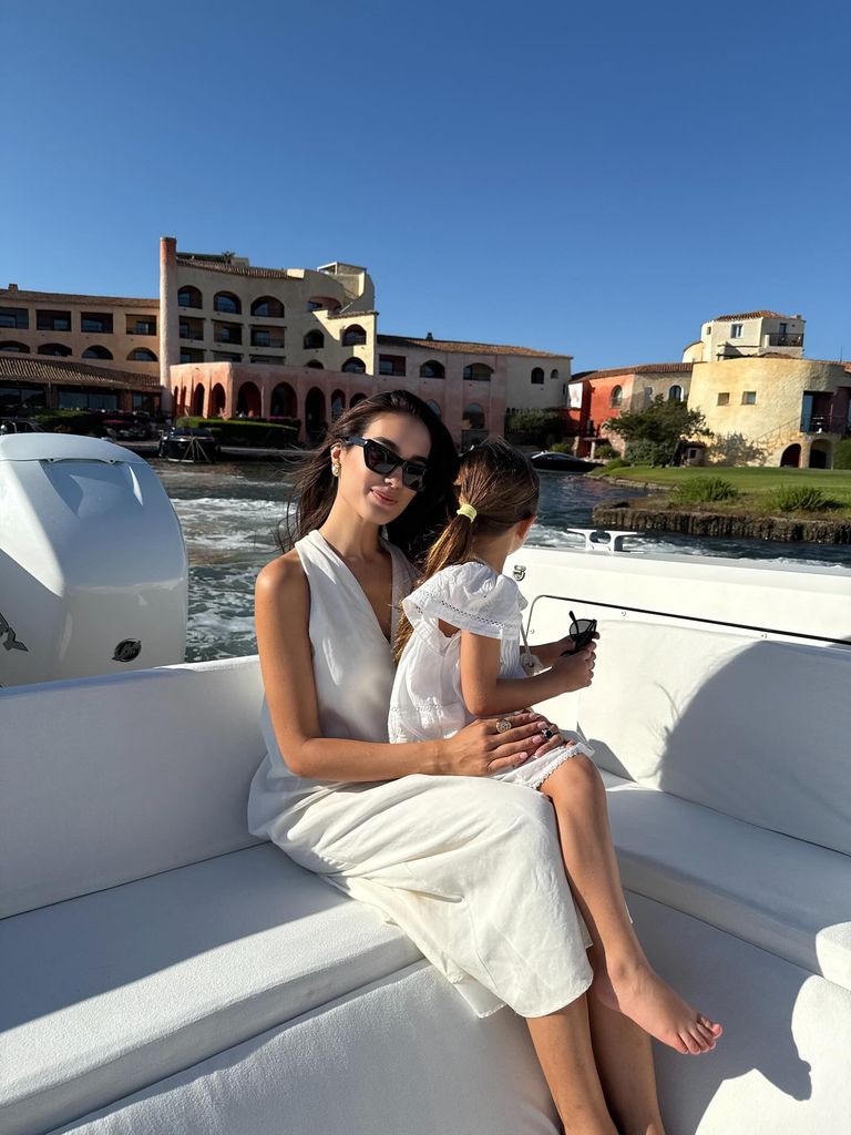 Sharon Fonseca salió con su hija Blu a dar un paseo por la Costa Esmerala.