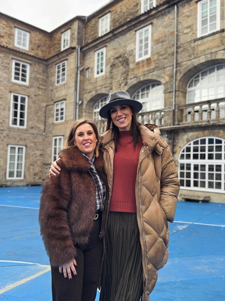 Patricia Pardo y su amiga en el patio de su cole