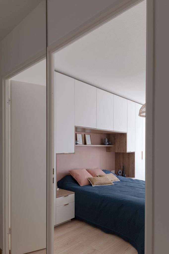 Dormitorio con mueble tipo puente. 