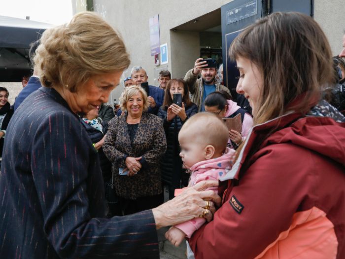 La reina muy cariñosa con los niños