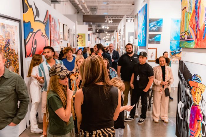 Shakira en la galería de arte contemporáneo