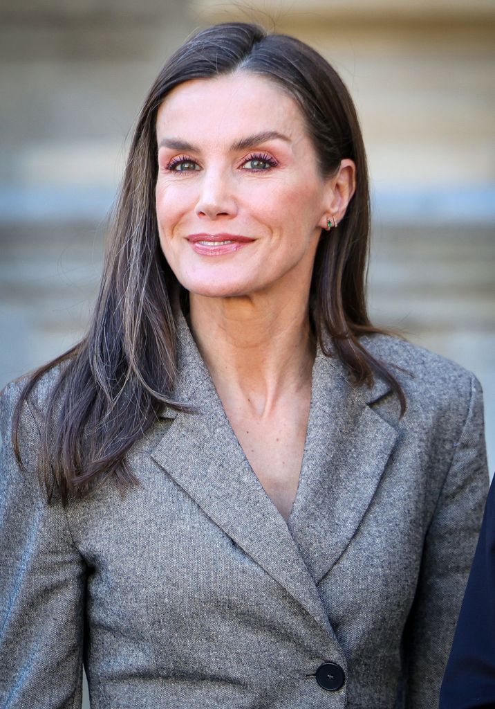 La reina Letizia en la Universidad de Alcalá de Henares, donde ha presidido la ceremonia de clausura de la tercera edición del Máster de Formación Permanente en Reporterismo Internacional
