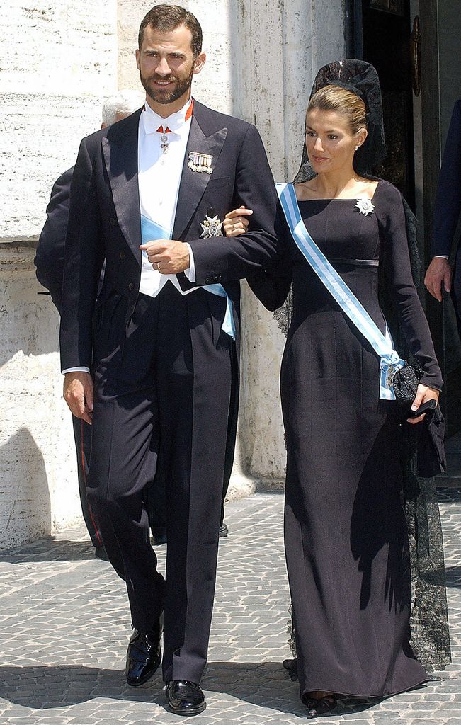 La reina Letizia, de negro, con mantilla y peineta en el Vaticano.
