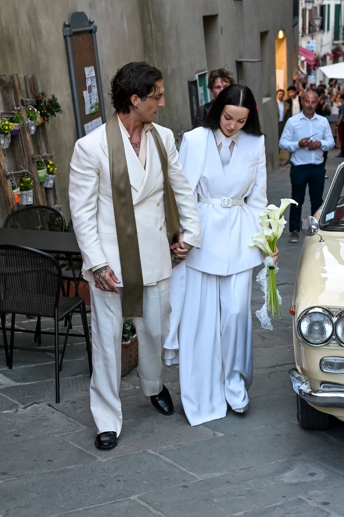 Damiano David y Dove Cameron en el ayuntamiento de Montalcino.