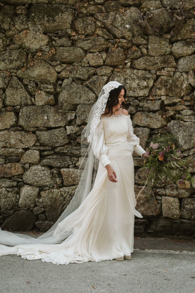 Look de novia con escote off the shoulders de Romancera