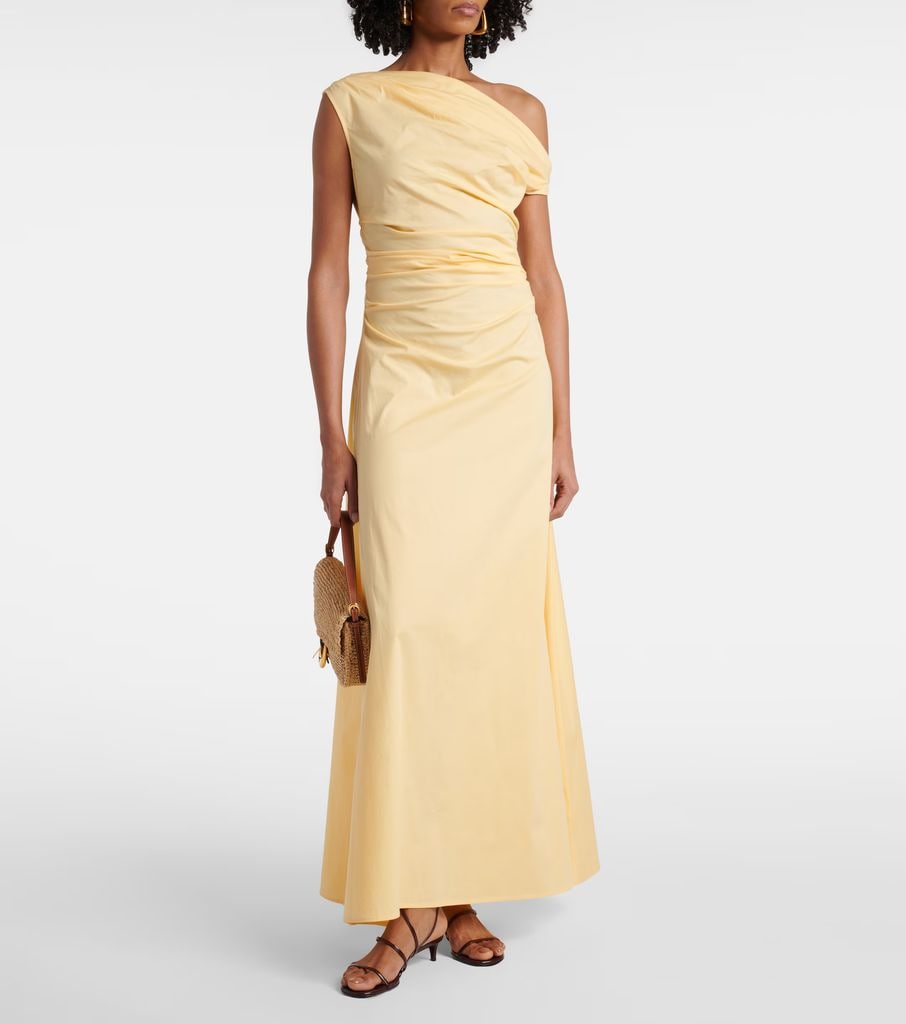 Vestido de invitada color mantequilla