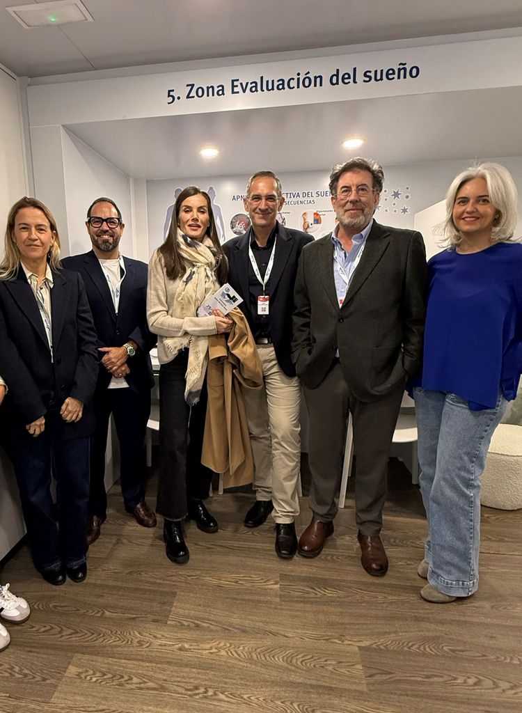 La reina Letizia, en su visita a la unidad móvil del SEPAR