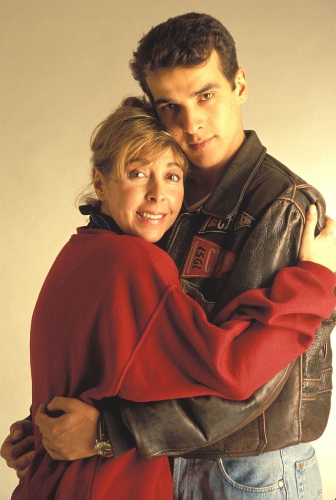 El actor Luis Merlo posa con su madre, María Luisa Merlo