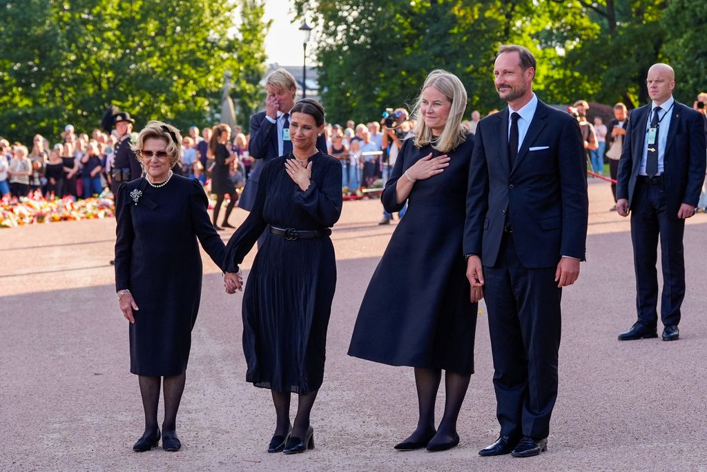 Haakon y Mette Marit de Noruega con la princesa Marta Luisa y la reina Sonia