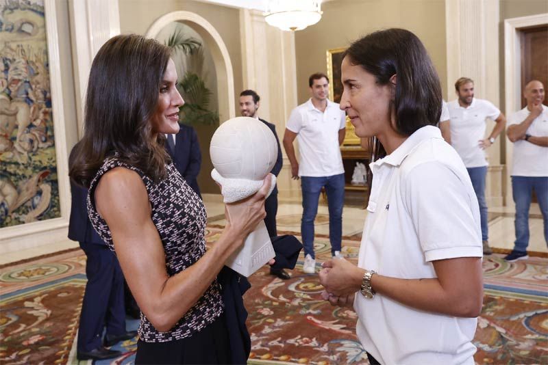 La Reina con el trofeo de campeonas de Europa de la selección femenina de waterpolo