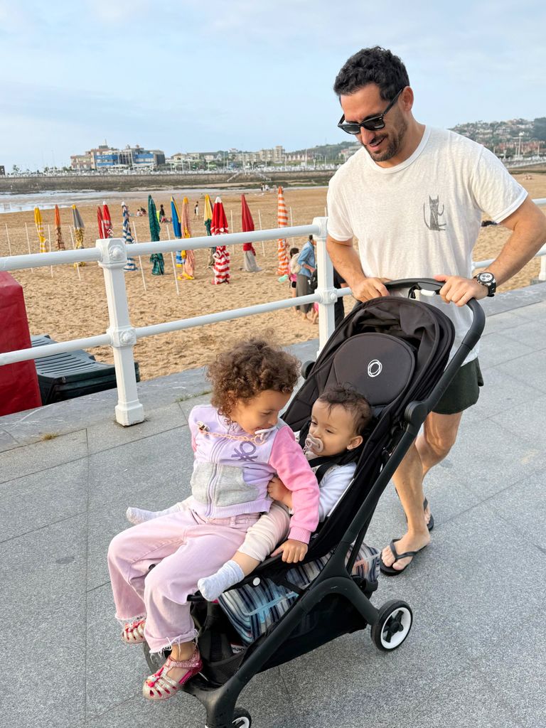 Ivana Rodríguez y Carlos García con sus hijas