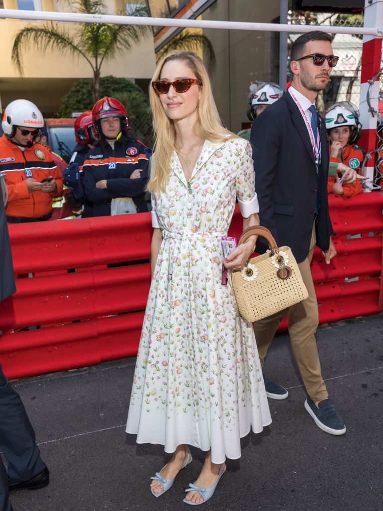 El maratón de estilo de Beatrice Borromeo en el Gran Premio de Mónaco: dos looks primaverales y sus complementos amuleto