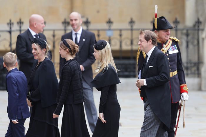  Laura Lopes y Tom Parker Bowles, hijos de Camilla, Reina Consorte, junto a sus hijos
