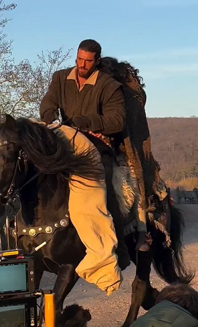 Can Yaman en un momento de las grabaciones de 'El Turco'