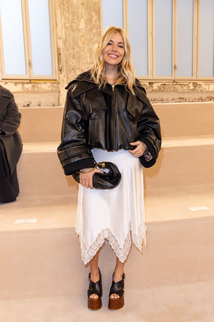 Sienna Miller en las famosas plataformas boho de Chloé. 