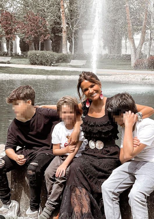 Marta López y sus tres hijos