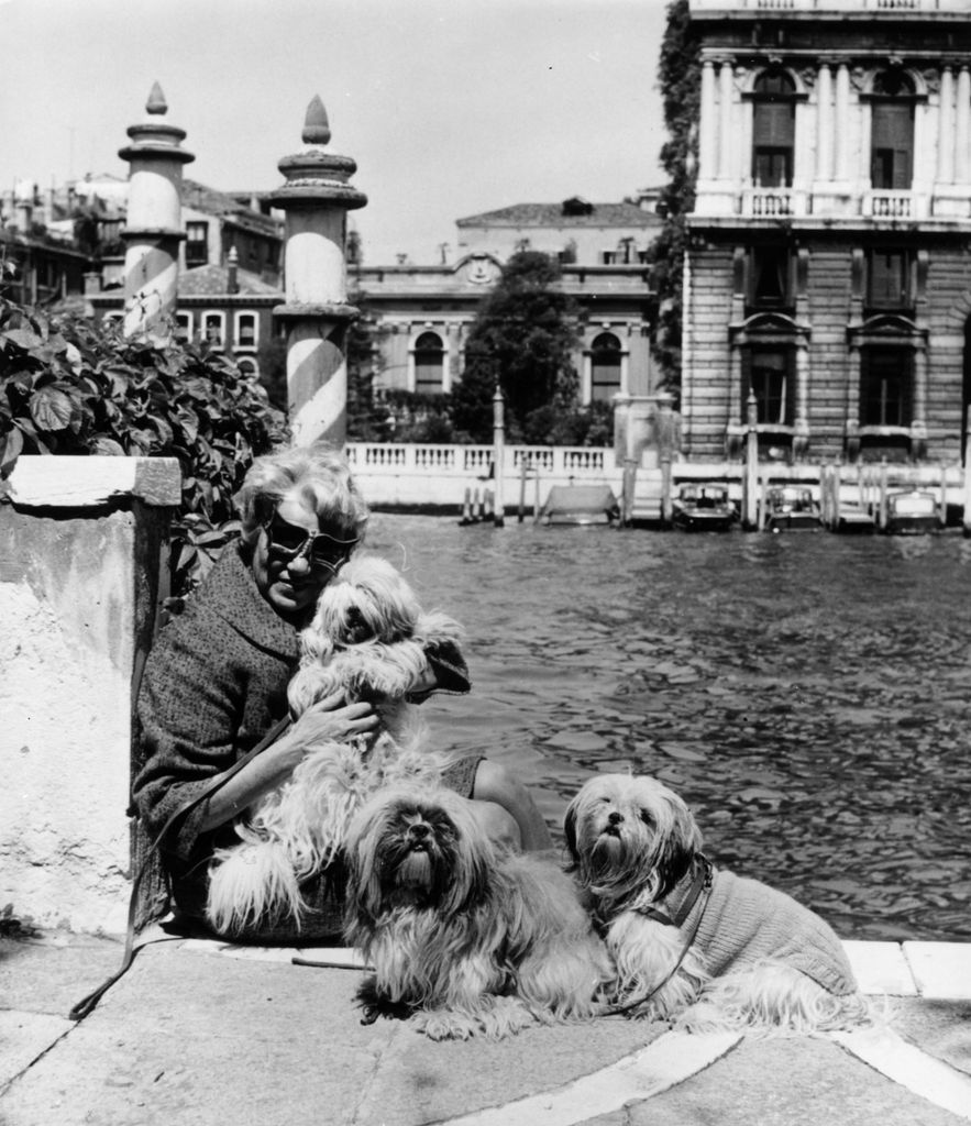 Peggy, con sus perros en su palazzo