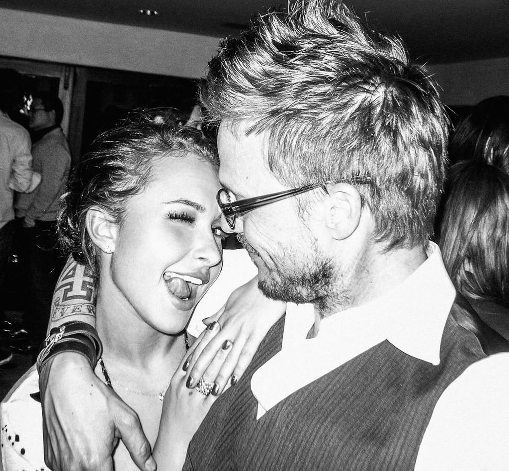 Apenas unas semanas antes de morir, la protagonista de Heroes y Nashville compartía una fotografía sonriente junto al fotógrafo Randall Slavin acompañada del mensaje: "Buenos momentos y buenos amigos"
