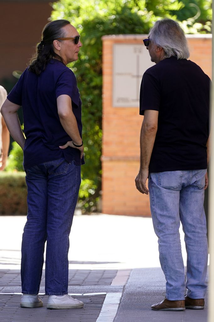 Juan Carmona y Vicente Amigo charlando momentos antes del entierro