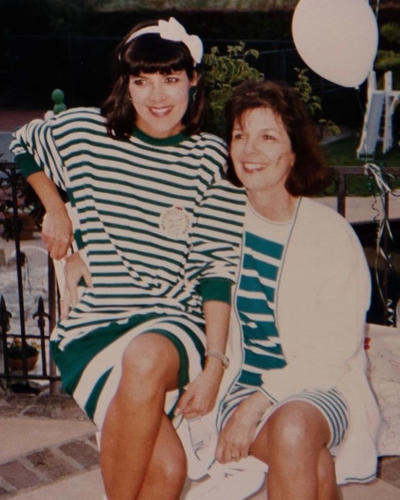 Kris Jenner con su madre 'MJ' Shannon en una foto del baúl de los recuerdos.