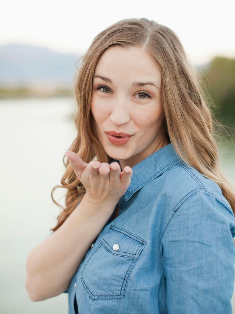 mujer lanzando un beso a cámara