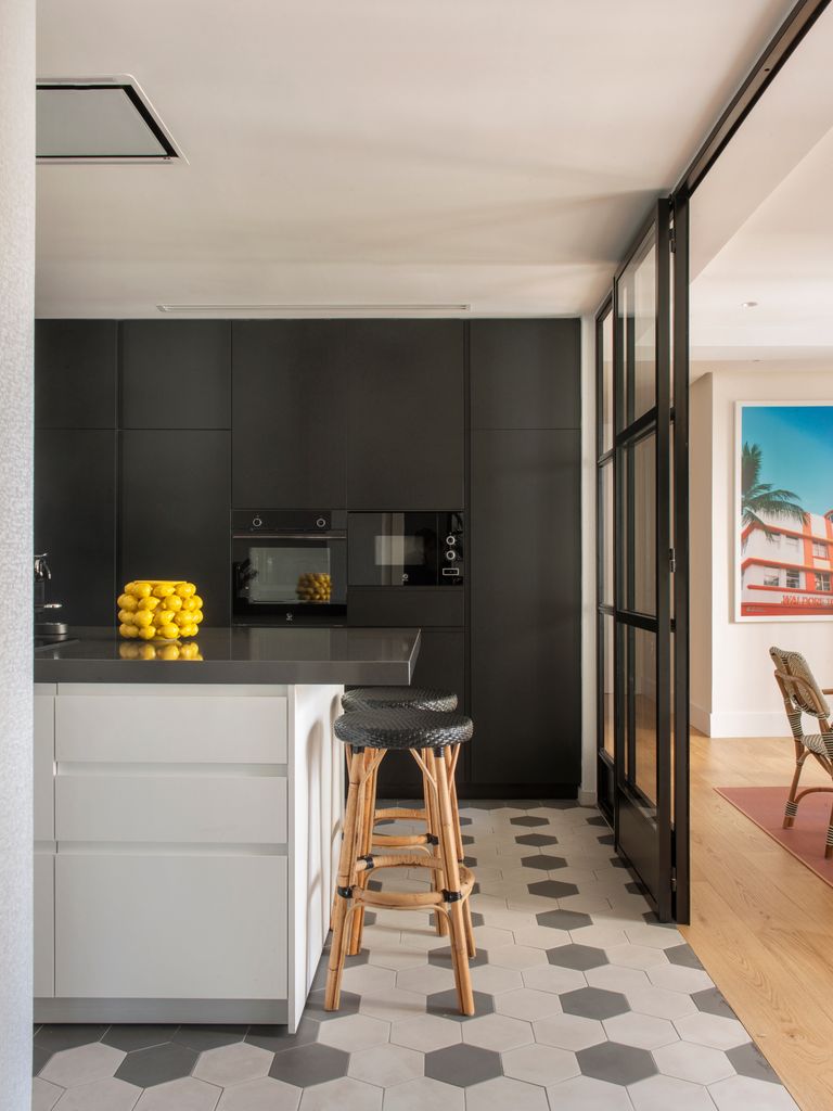 Cocina blanca con suelo cerámico hexagonal