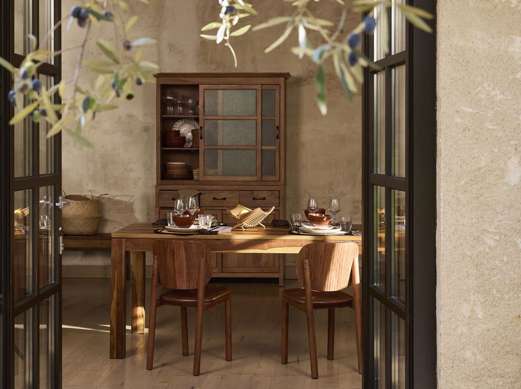 Comedor con muebles de madera