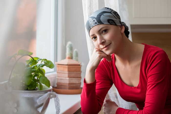 paciente de cáncer con pañuelo