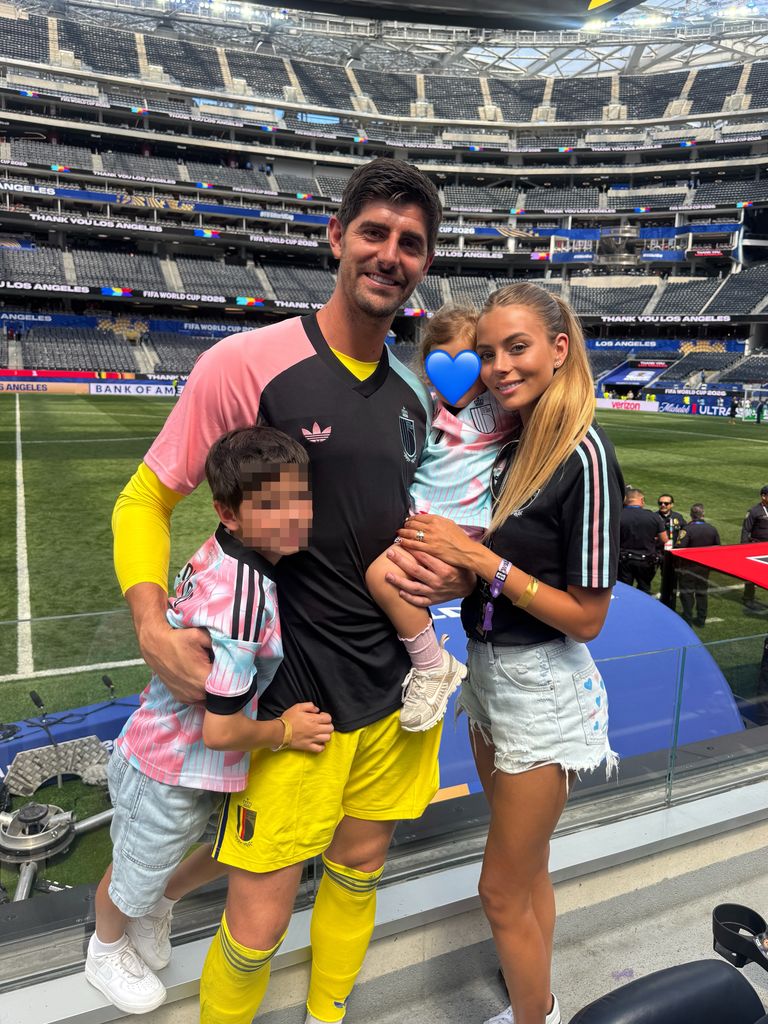 Nico, el segundo hijo del portero, también lo ha apoyado en el partido contra España
