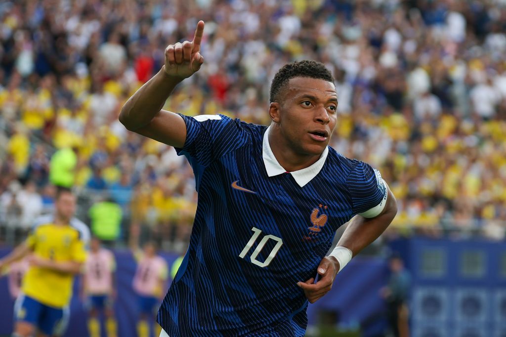 Mbappé firmó una gran actuación con dos goles mientras Ester Expósito seguía cada jugada desde el palco