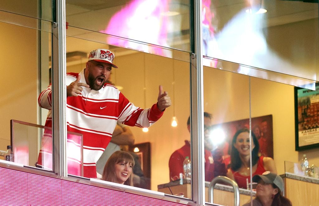  Travis Kelce y Taylor Swift acudieron al juego de los Cincinnati Bearcats contra los Nebraska Cornhuskers, en Kansas City.