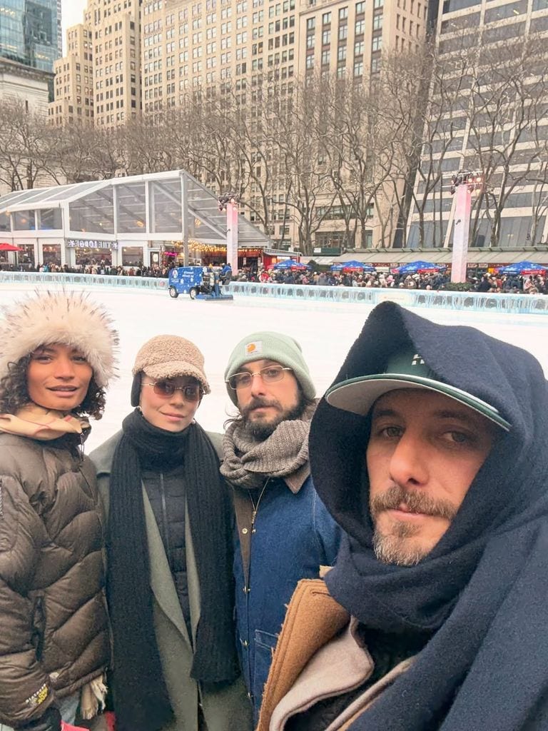 Los hermanos Zurita y sus amigas en la pista de hielo.