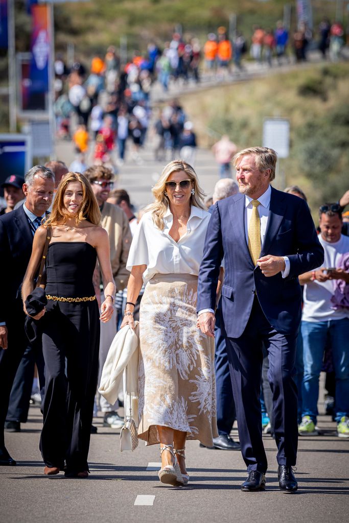 Alexia acompañó a sus padres los reyes de Holanda a la premiación del Grand Prix.