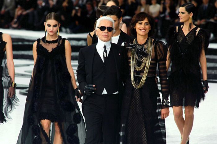 Karl Lagerfeld junto a las modelos