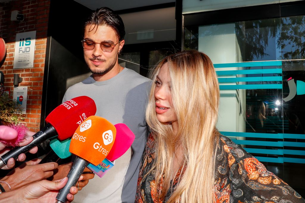 Alejandra Rubio y Carlo Costanzia atendiendo a la prensa a las puertas del hospital donde nació su hija, Tessa