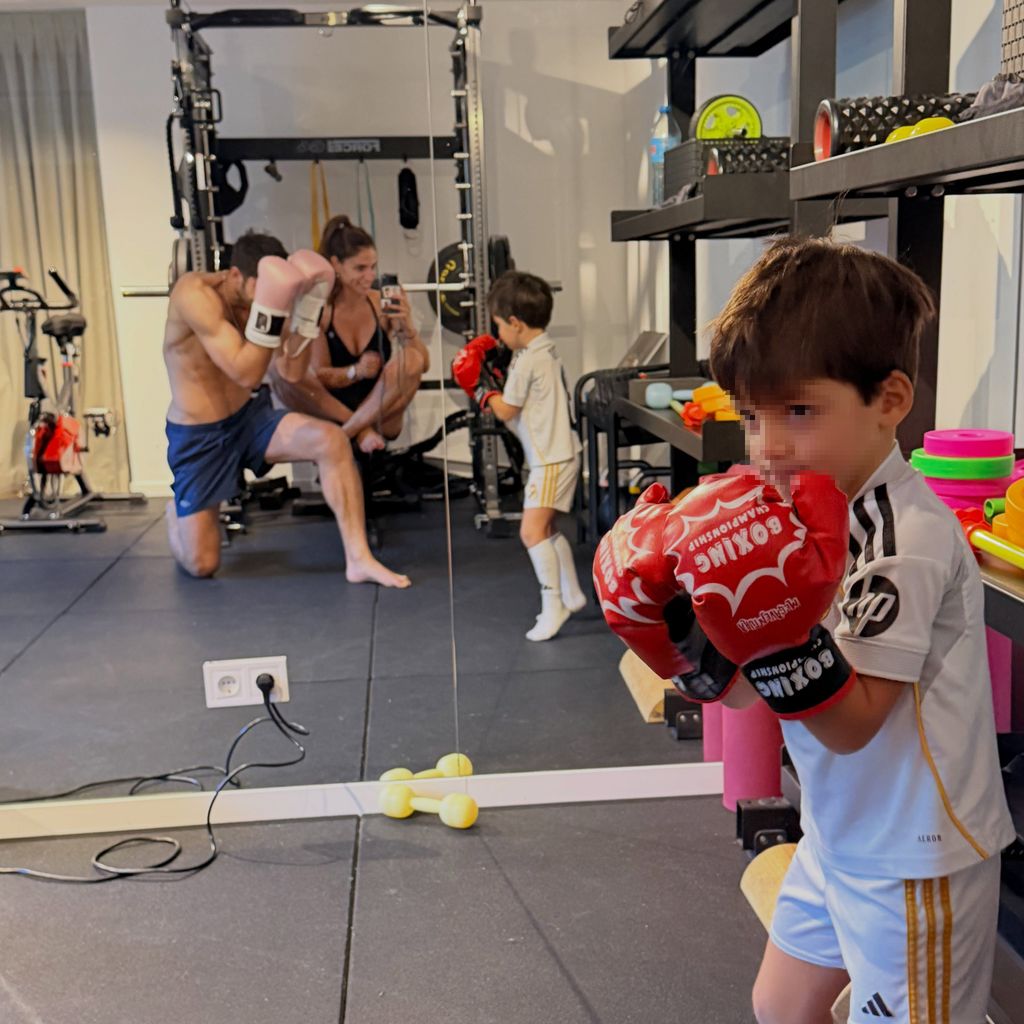 Imagen reciente de la pareja entrenando con su hijo mayor