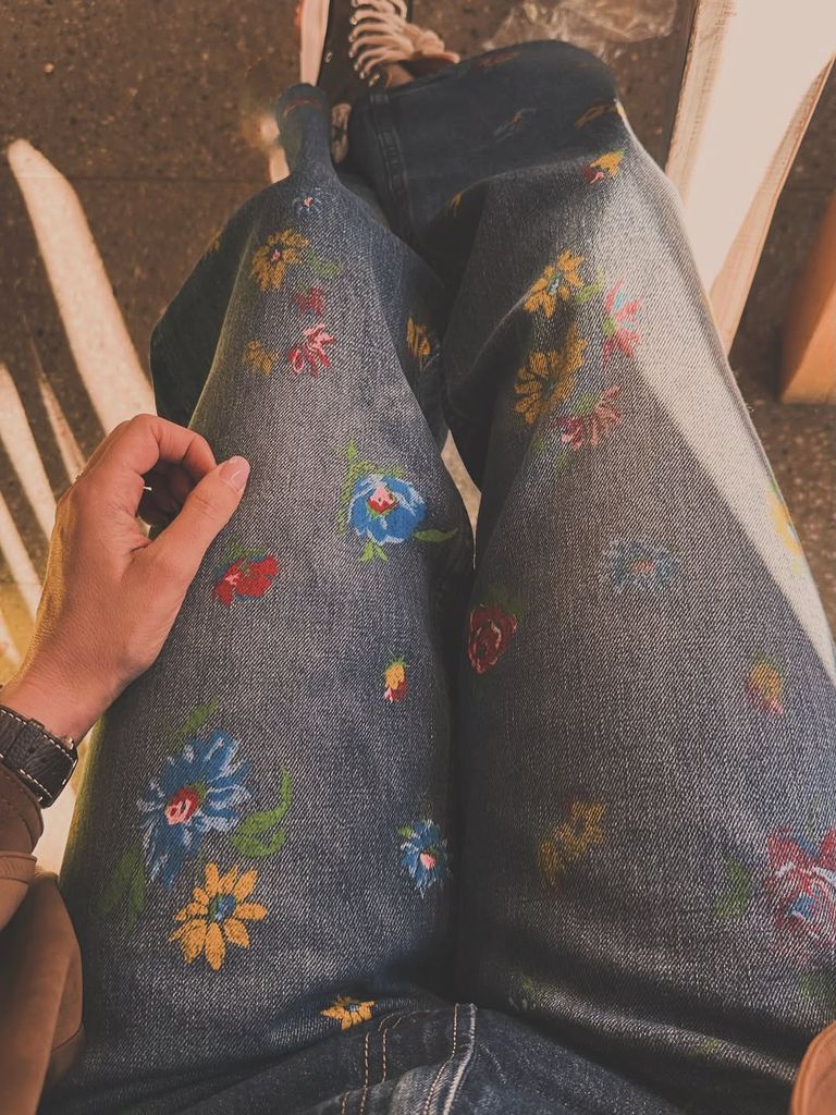 La dueña de la marca Slowlove enseña los vaqueros tan floridos que llevaba puestos