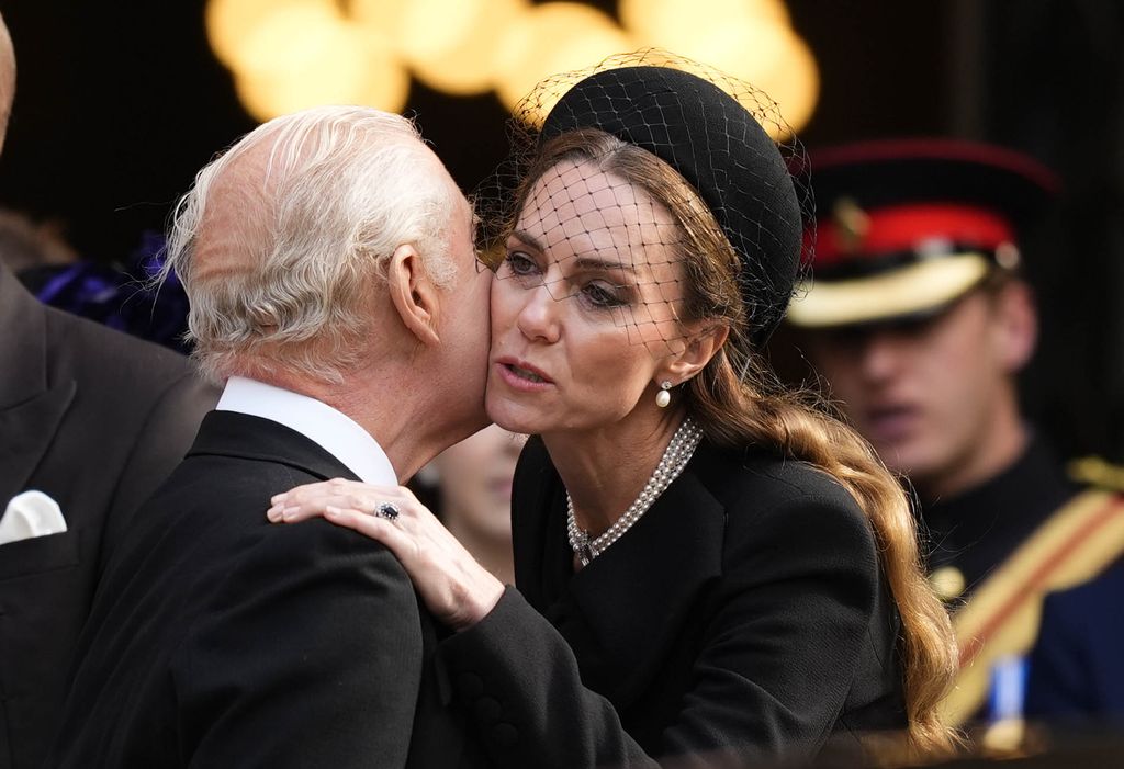 Kate Middleton besa al rey Carlos III en el funeral de la duquesa de Kent
