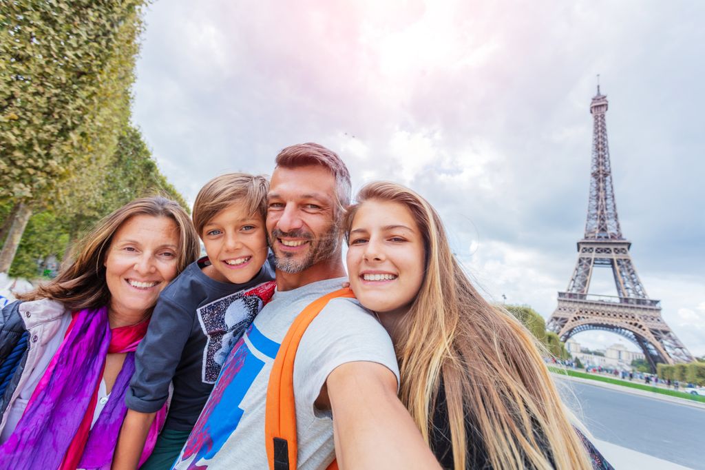 Familia de viaje con hijos en París
