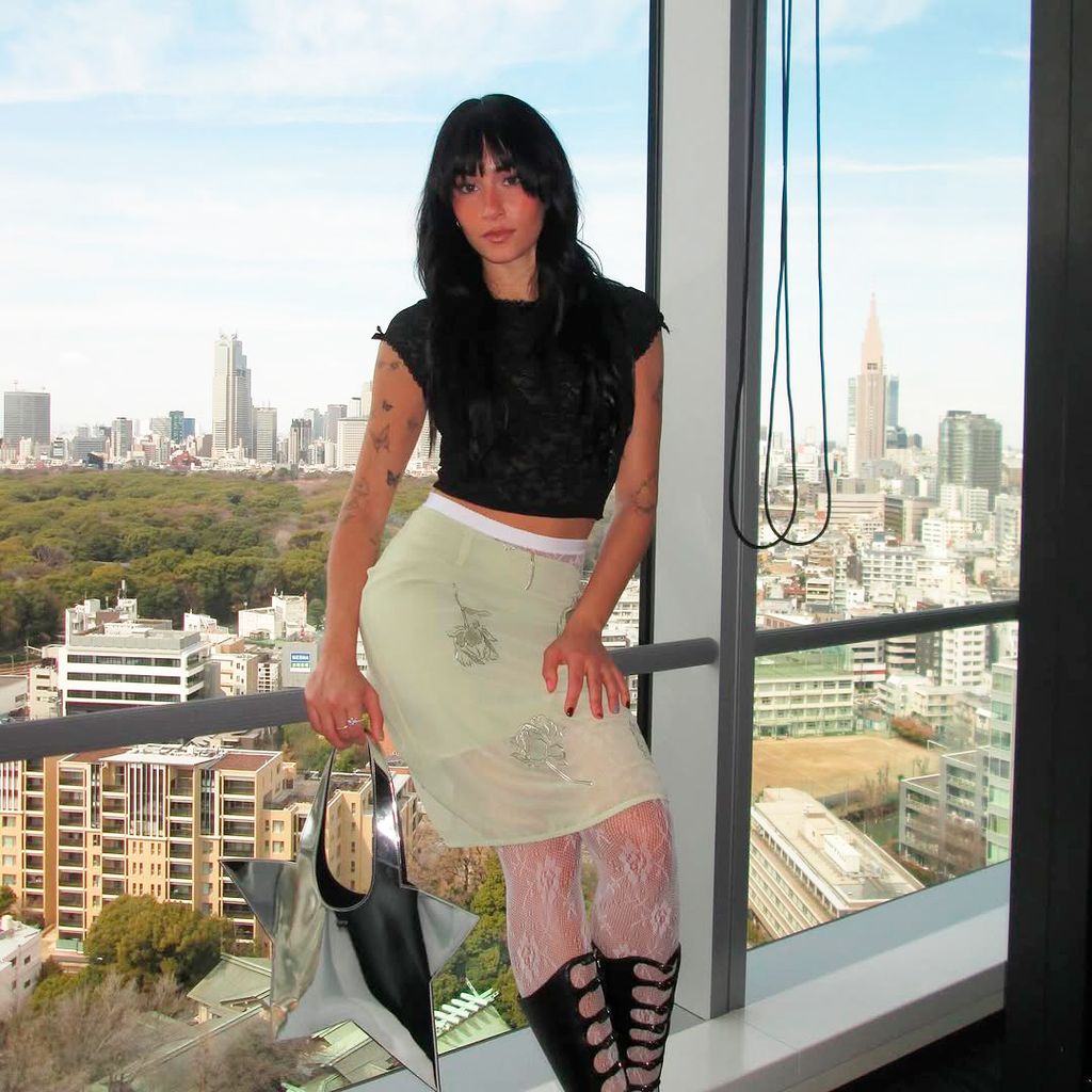 Aitana en Japón con medias de Calzedonia