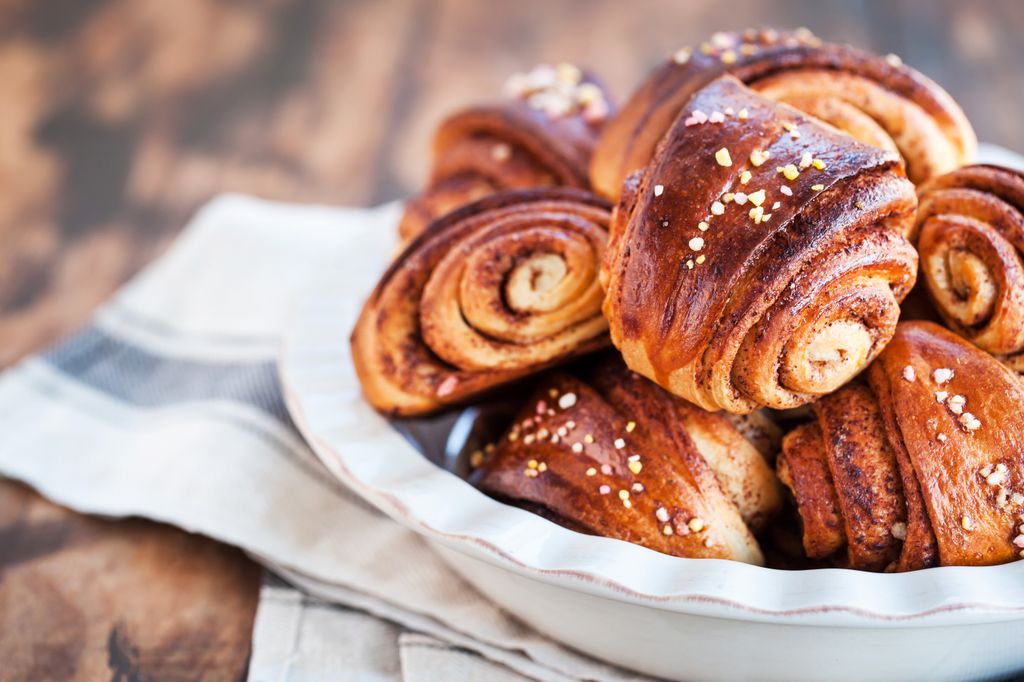 Korvapuusti: Canela, cardamomo y una masa esponjosa dan forma a uno de los dulces más populares de las cafeterías finlandesas.