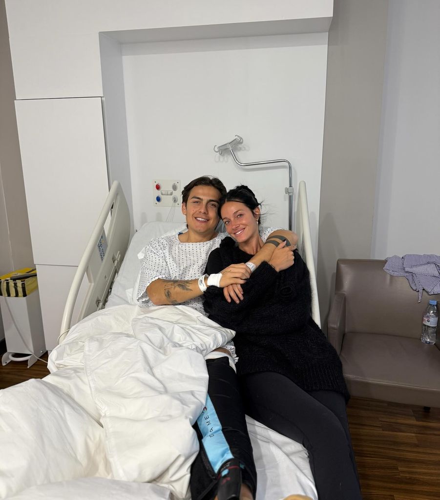 Oriana Sabatini acompañó a su esposo Paulo Dybala en el hospital, donde fue operado luego de haberse lesionado en la cancha de futbol. 