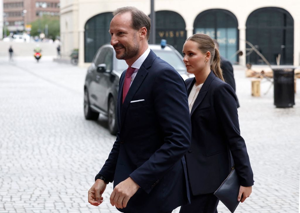 El príncipe Haakon de Noruega y su hija Ingrid