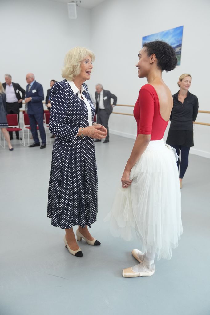 La reina Camilla ha compartido con algunas bailarinas durante su visita a la Real Academia de Danza